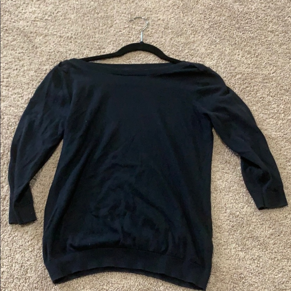 Black mid arm length shirt. Semi sweater material